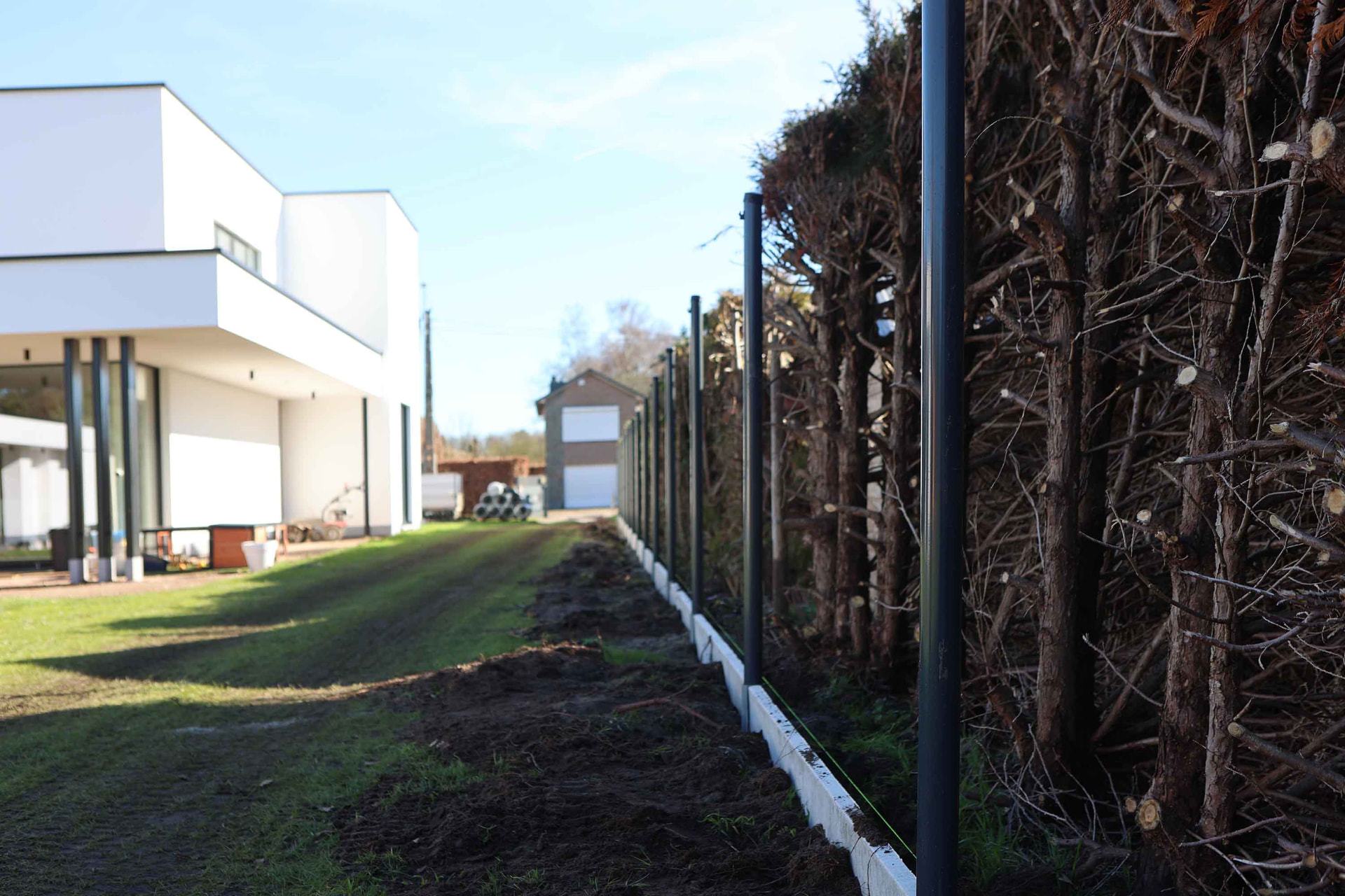 Aanleg en grondwerk van de tuin door Hoffelijk