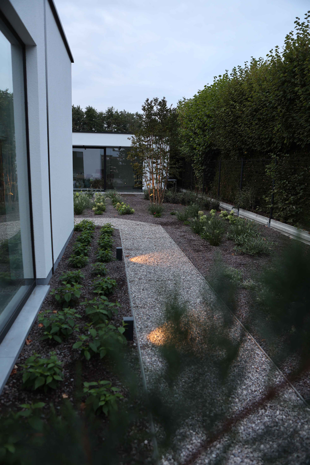 Beplanting en afwerking van de tuin door Hoffelijk